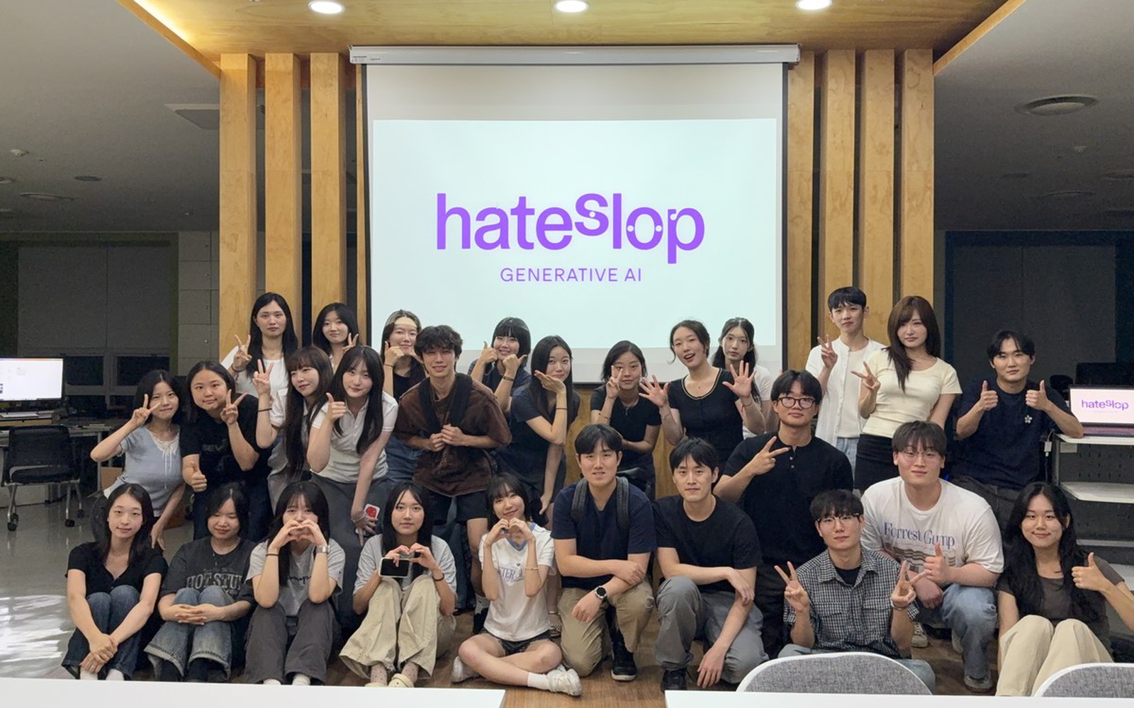 HateSlop 4기 활동을 마친 뒤 촬영한 학회원 및 운영진 단체사진