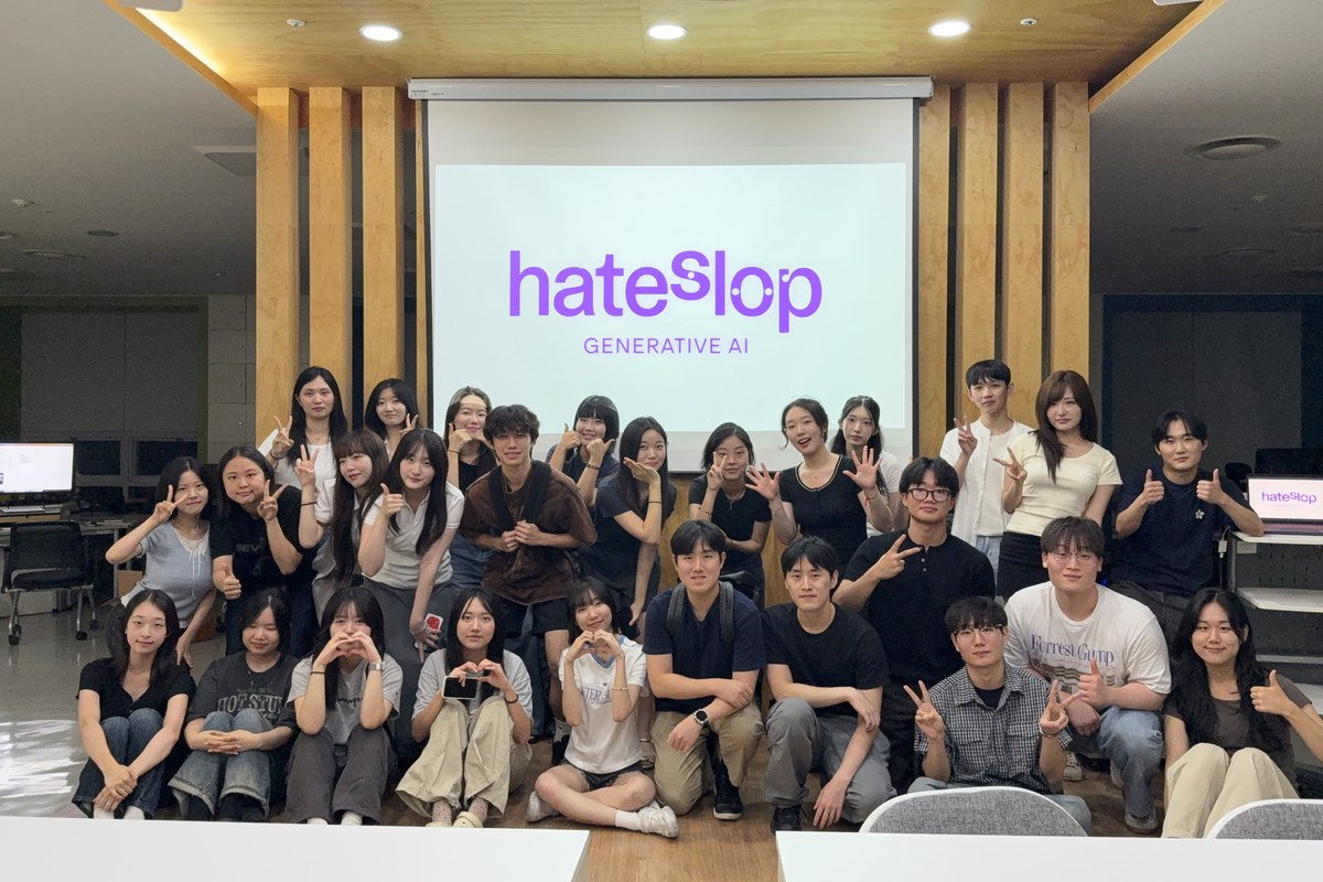 HateSlop 4기 활동을 마친 뒤 촬영한 학회원 및 운영진 단체사진
